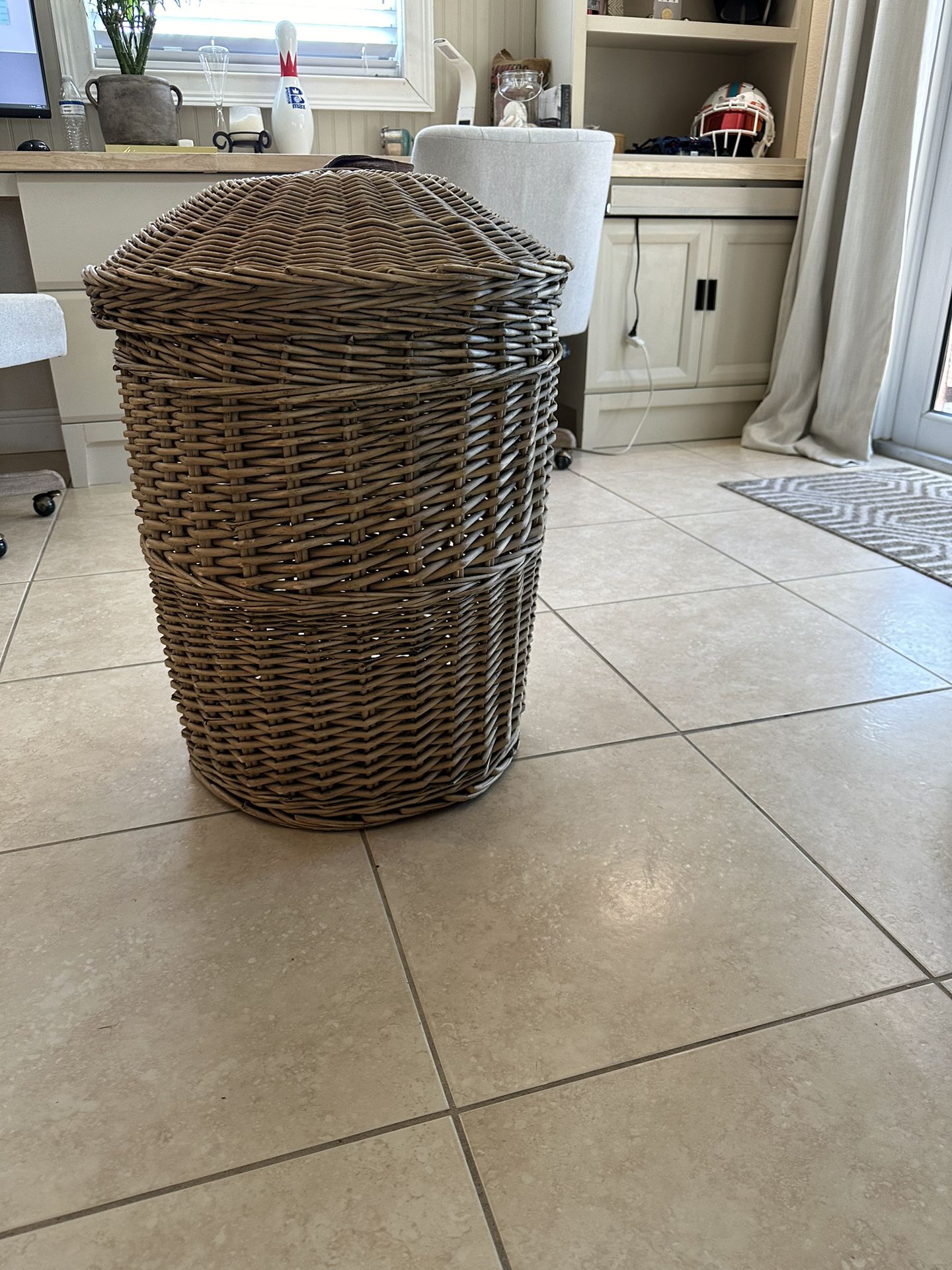 Wicker Laundry Basket / Decor 