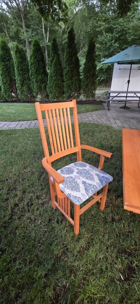Dinning Room Table and 6 Chairs