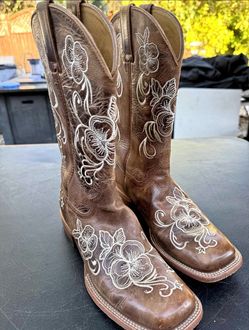 Corral Leather Floral Embroidered Cowboy Boots