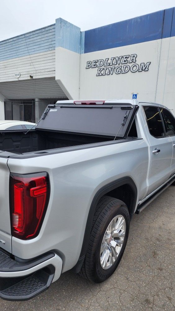 TAPADERA ( HECHA EN USA) EN INVENTARIO PARA TODAS LAS TROCAS, TONNEAU COVERS IN STOCK FOR ALL TRUCKS, HARD TRIFOLD BED COVERS, BEDLINERS, SIDE STEPS