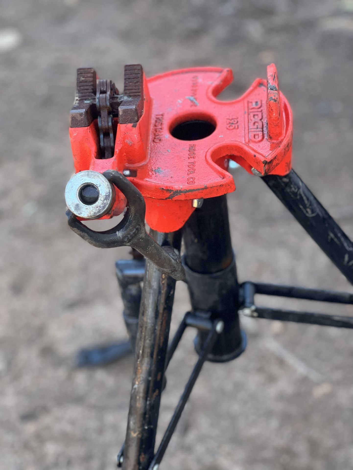 RIDGID 16703 Model №425 Portable TriStand Chain Vise, 1/8" - 2 1/2" Capacity