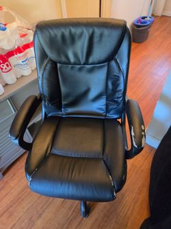 Rolling desk chair