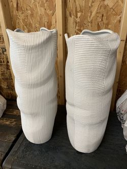 2 Beautiful Modern Flower vase’s