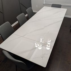 Extendable Dining Table – Seats 8 Comfortably