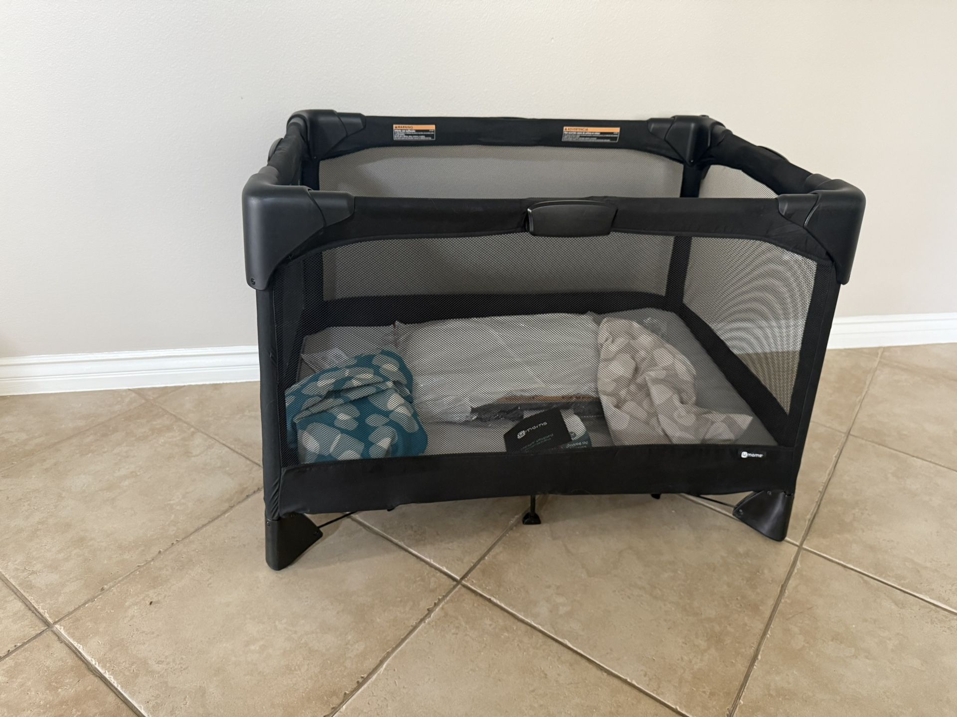 4moms breeze Play yard With Changing Table