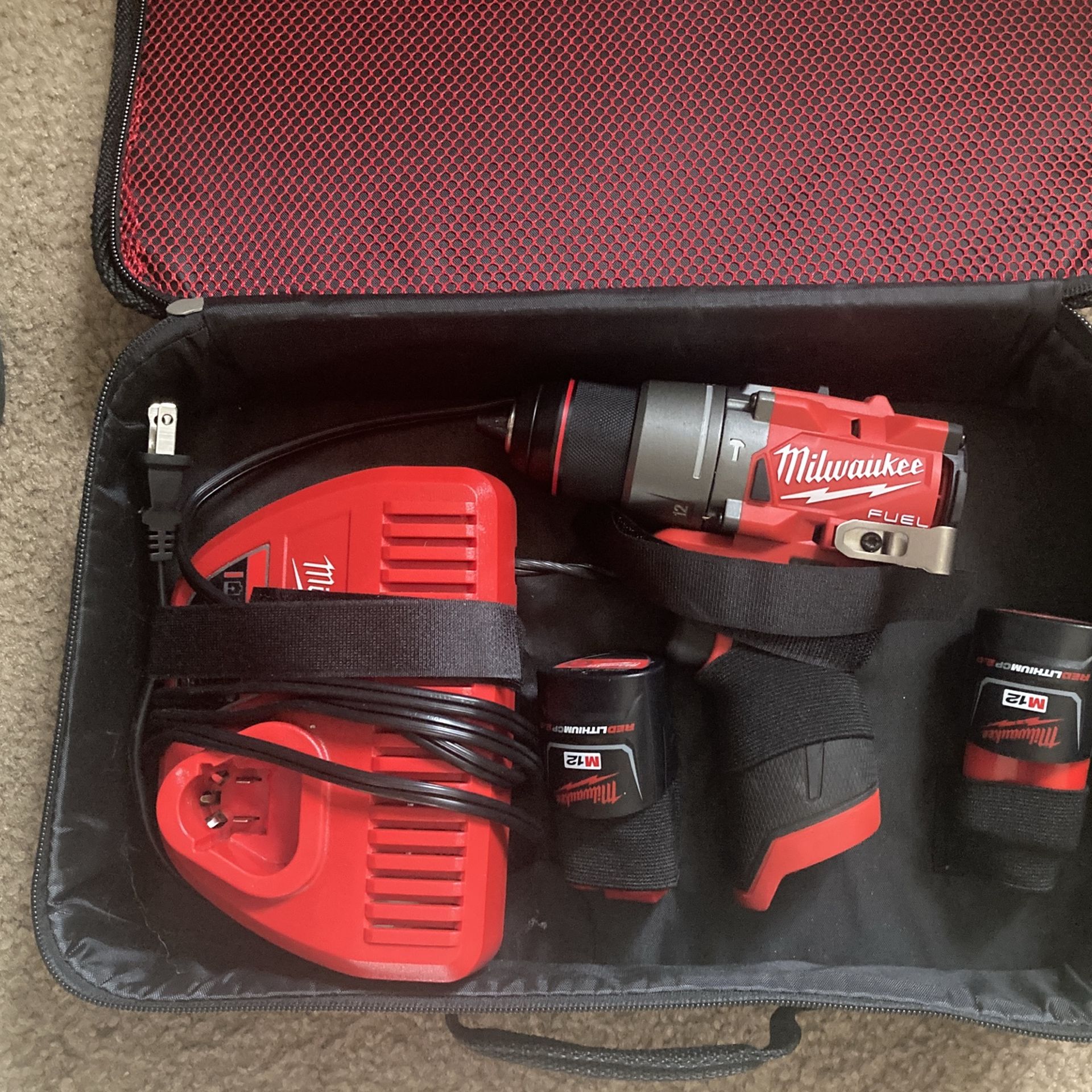 Milwaukee M12 Drill w/ 2 batteries