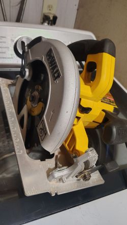 DEWALT Corded Circular Saw
