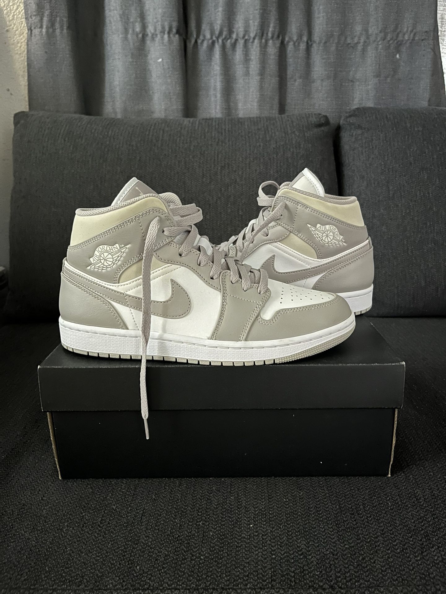 Air Jordan 1 Mid College Grey