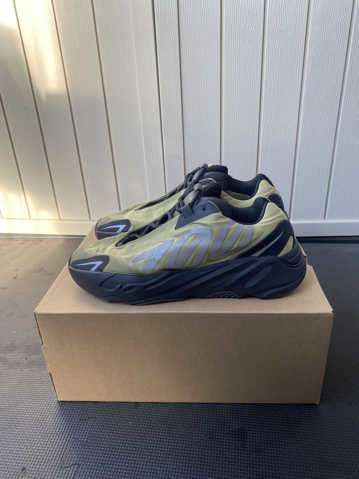 Yeezy 700 Mnvn