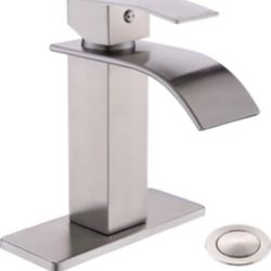 Bathroom Faucet Single Handle Bathroom Sink Faucet with Overflow Pop Up Drain & Supply Lines Brushed Nickel 1 Hole  $60 dlls nueva  Estoy en northeast