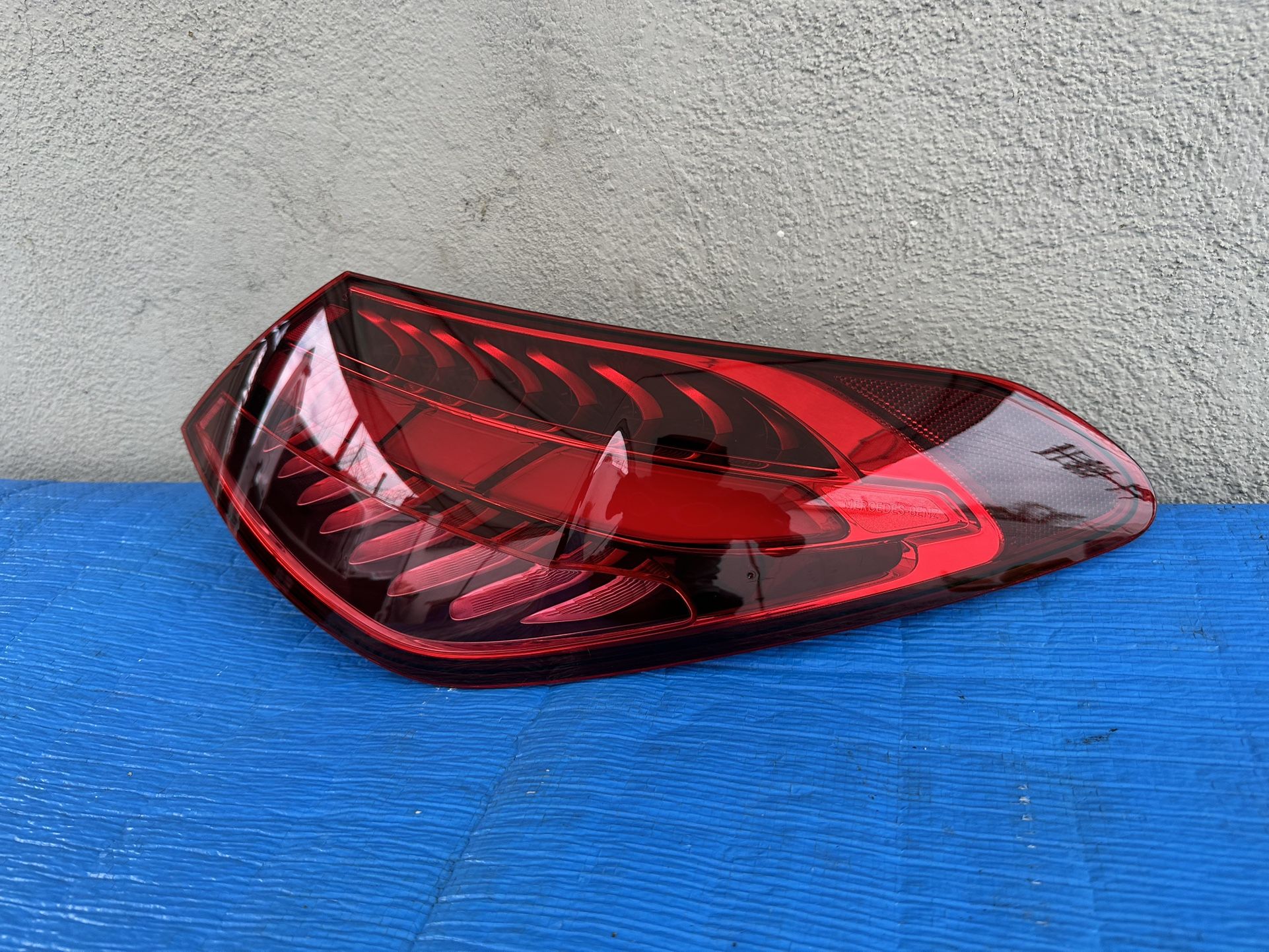 MERCEDES BENZ C300 TAIL LIGHT RIGHT LED OEM