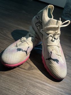 Pumas Indoor Shoes