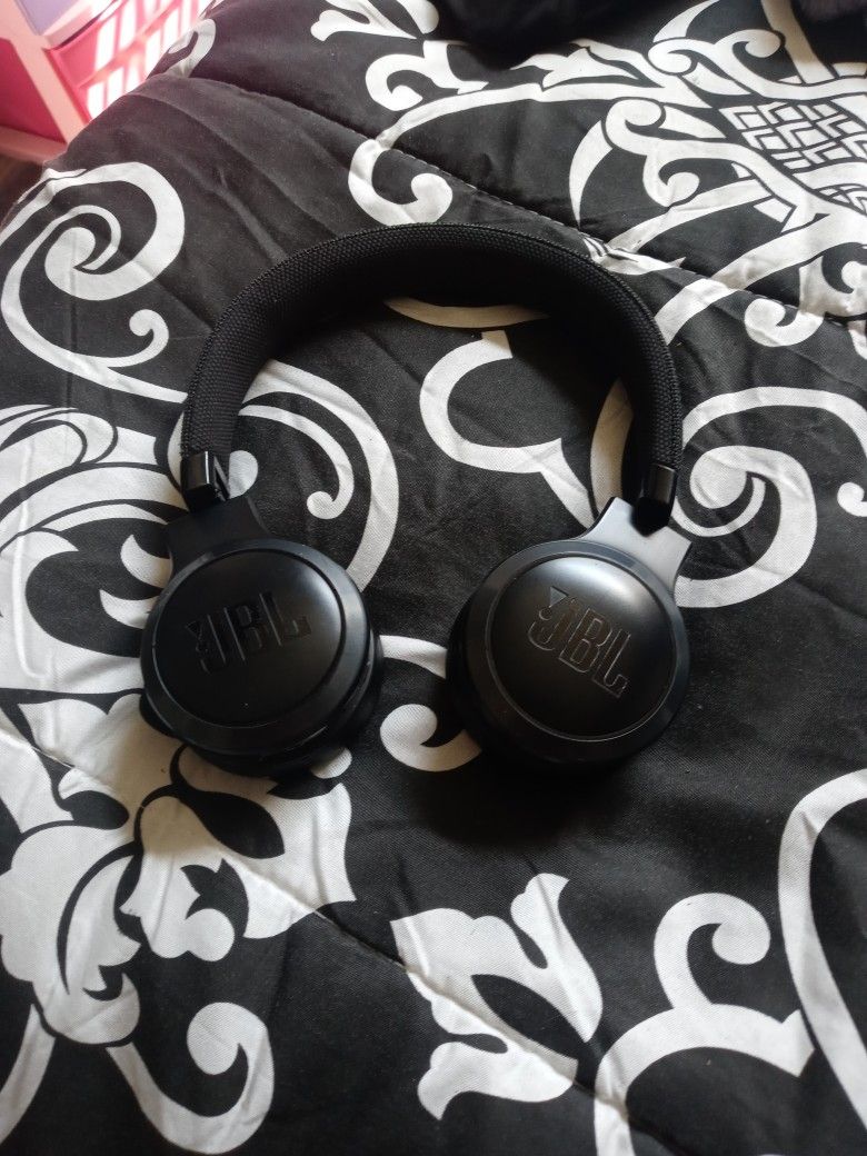 JBL Live 400BT Bluetooth headphones