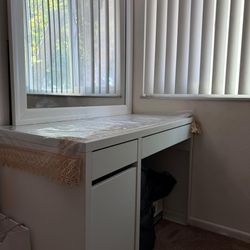Vanity Table With Mirror 