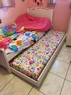Twin Trunk Bed In Good Condition. 1 Matress Included. Cama Twin En Buenas Condiciones