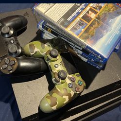 2 PS4 2 Controllers 7 Games ‼️