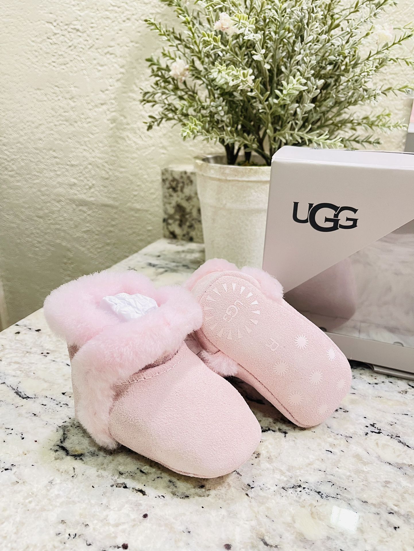 Size1-2 baby pink ugg boots 