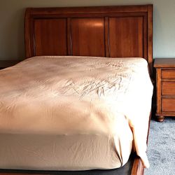 Queen Size Platform Bed With 2 Nightstands And Newer Bedding..