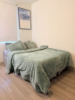 Queen Zinus Memory Foam Mattress + Bed Frame – Great Condition