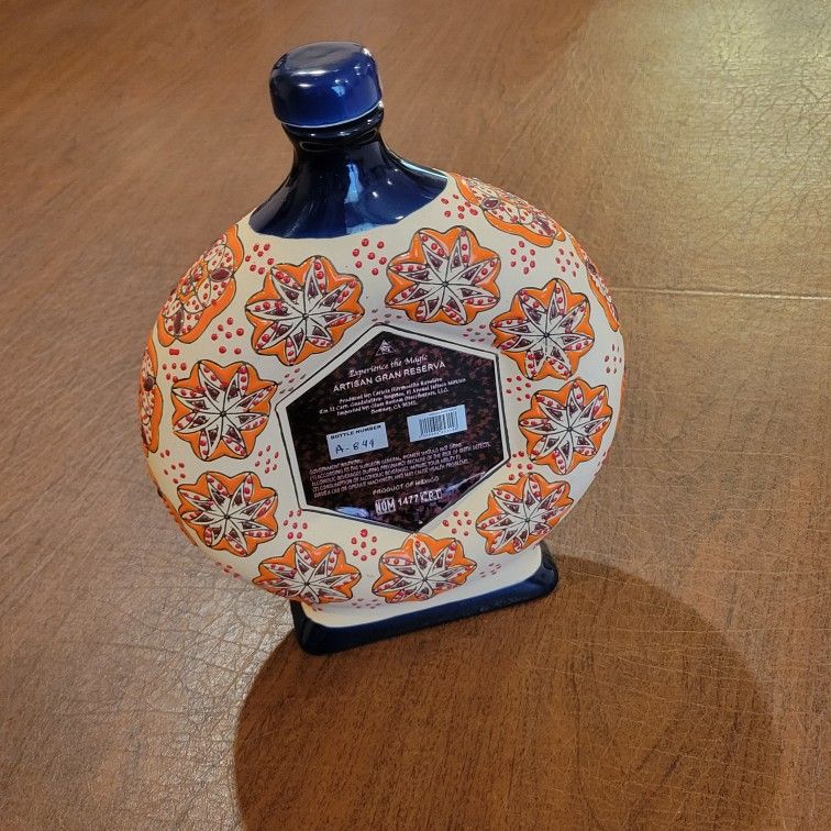 EMPTY BOTTLE Tequila Mandala Extra Anejo Hand Painted Limited Edition 
Refillable. Very good shape, no chips or cracks. Please see photos for 
details