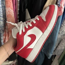 Jordan 1 Size 5.5 Grade School 