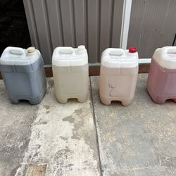 have 2 containers the 5 gallons commercial degrease and 5 gallons vanilla and 5 gallons cherry asking $50 each  Tengo desengrasante concentrado dec5 g