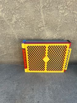 Foldable play pen gate
