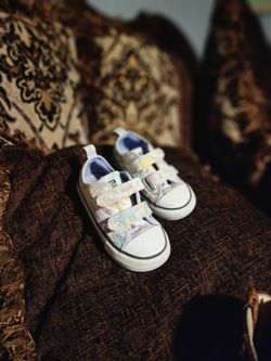 2 pairs of converse Girls