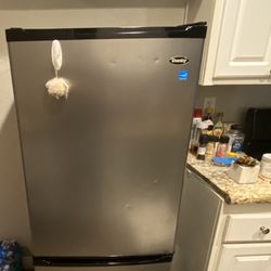 Danby Bottom Freezer Only $40