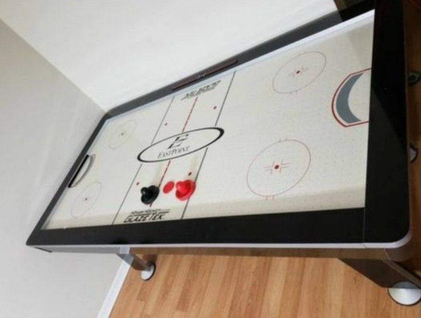 Air hockey table