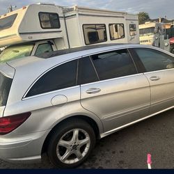 Clean!!!! 2009 Mercedes Benz R350