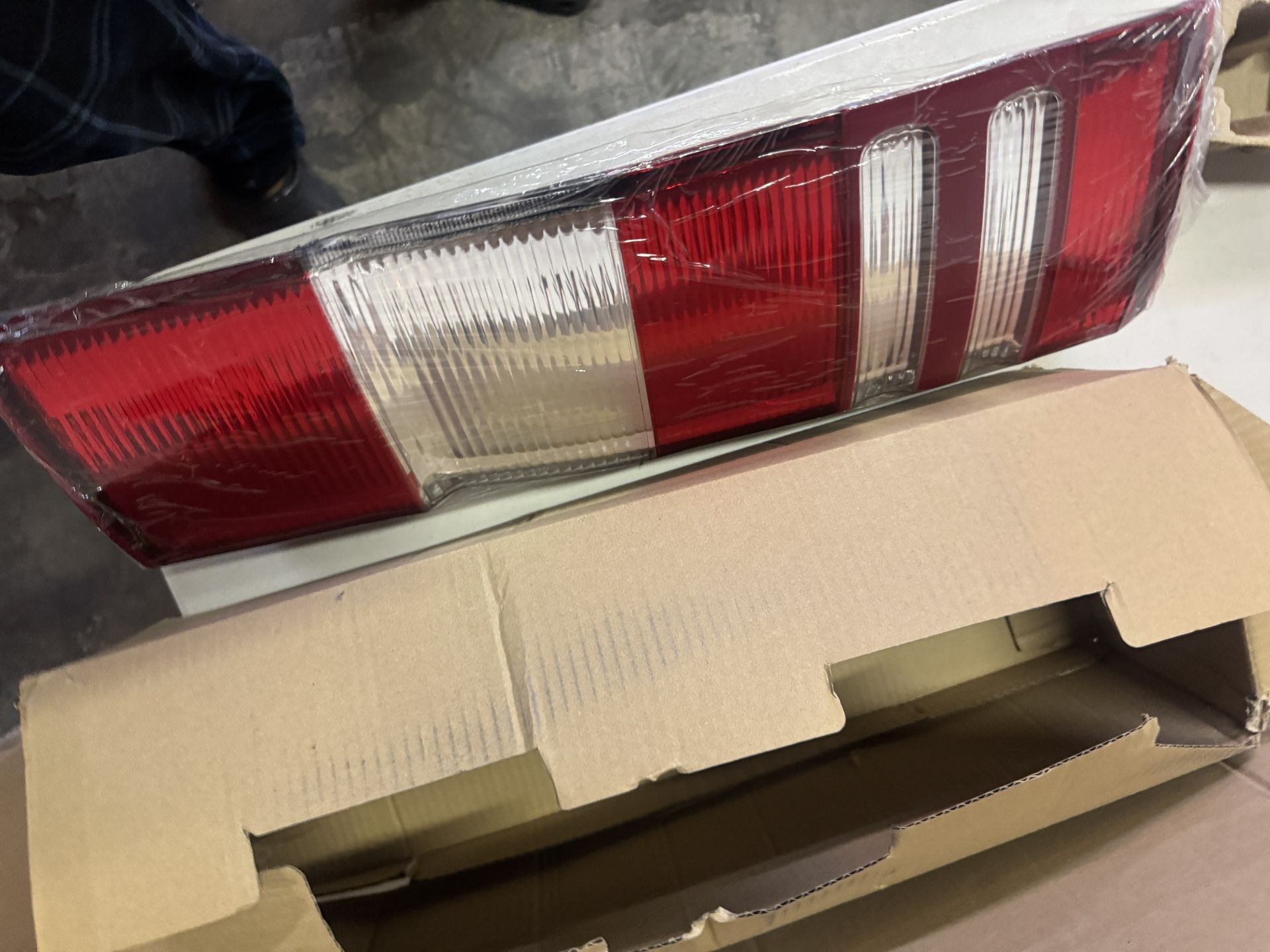 OEM Style Tail Light – Chevy Silverado / GMC Sierra
