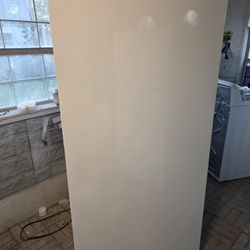 😃IM AM MOVING SO I MUST SELL🥰 It IS A 20 CU FT  GIGANTIC  6 Ft.TALL  UPRIGHT WHITE  FRIGIDAIRE FREEZER😍 DELIVER FOR A FEE.🤣IT IS  AROUND ONE YEAR 