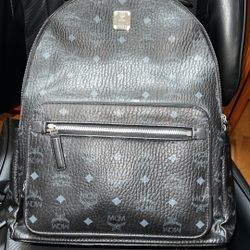 MCM BLACK BOOKBAG MEDIUM 