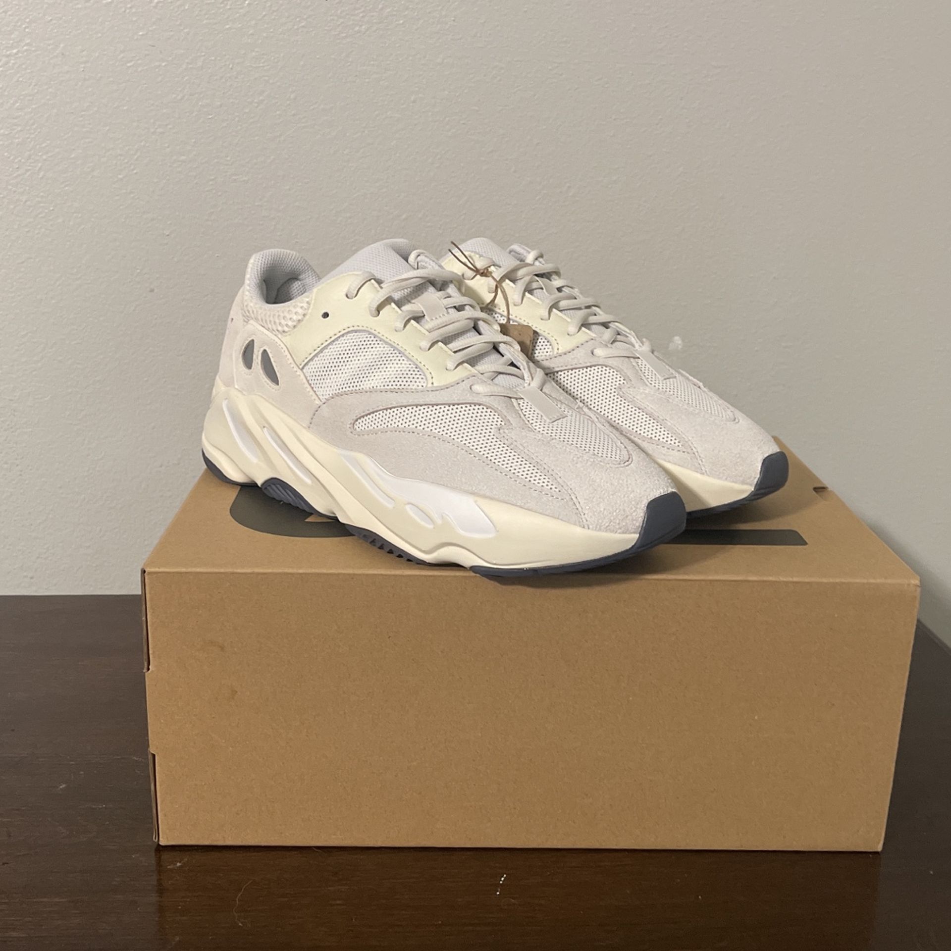 Yeezy 700 Analog Sz 11