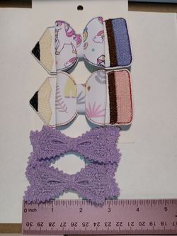 Moñitos. Hair bows.