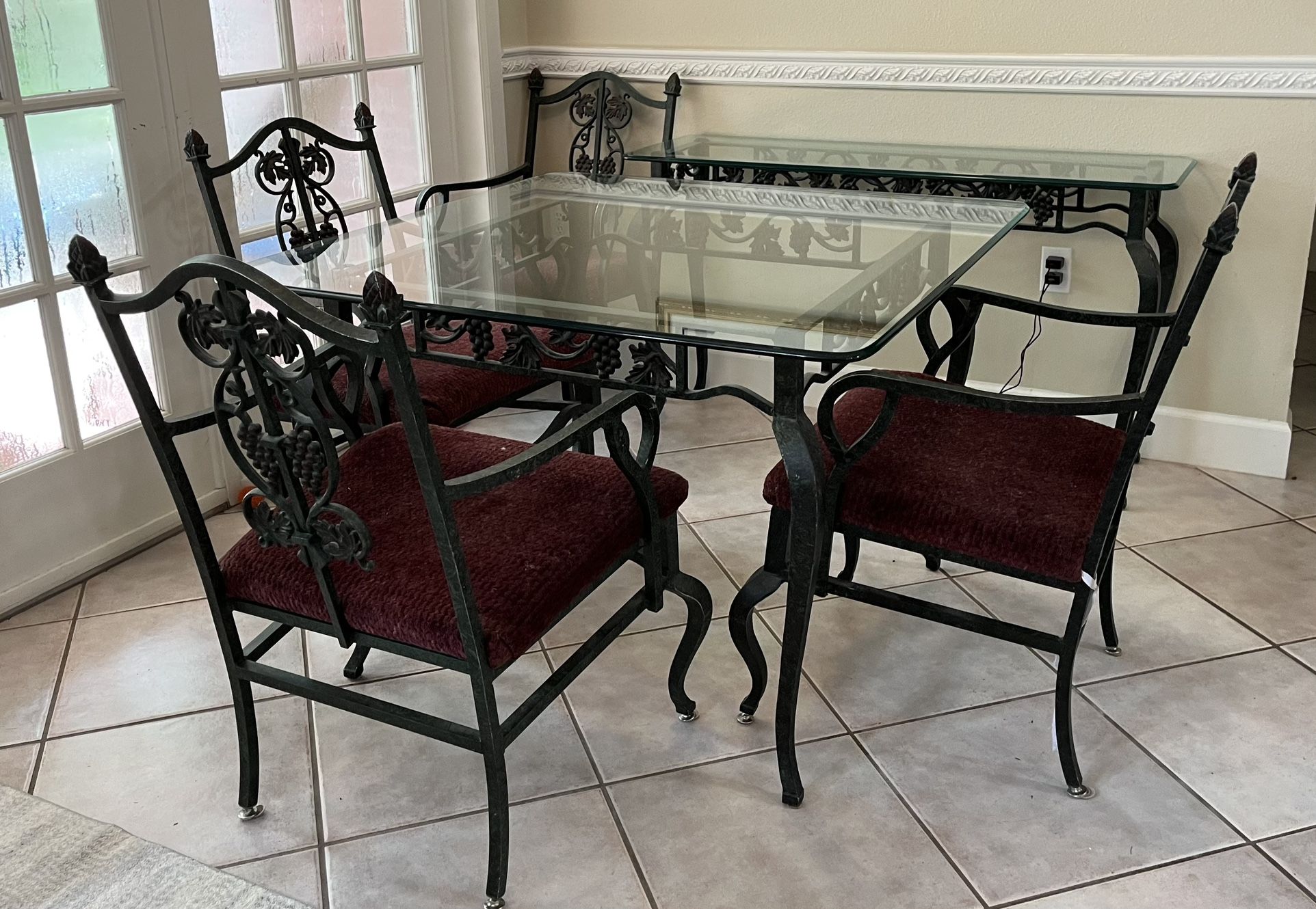 Indoor/outdoor Dining Table With 4 Chairs