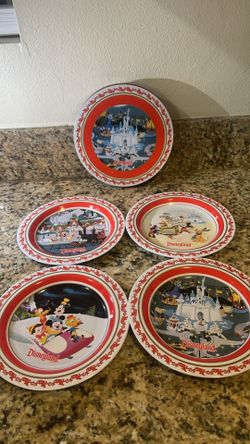 Disney Resort 4 Pc Tin Plates With Storage Tin