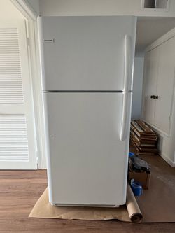 Frigidaire 20.5-cu ft Standard-Depth 30-in Wide Top-Freezer Refrigerator ( White )