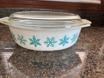 Vintage PYREX Oval Turquoise Snowflake 2 ½ Quart Casserole Dish w/ Lid