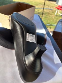 Clark’s new kepley w/ kitty heels size 11medium
