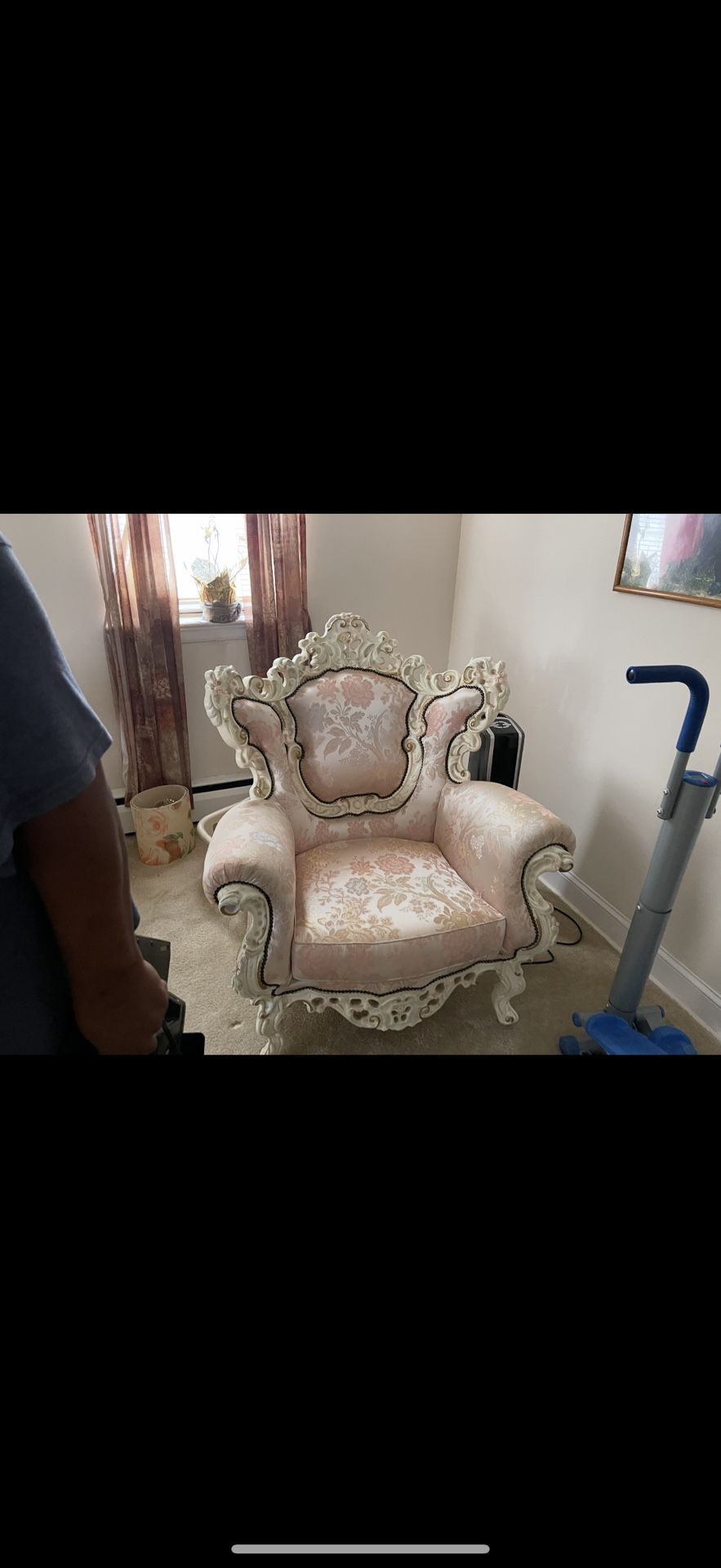 Vintage Victorian-Style Chair – Excellent Condition!