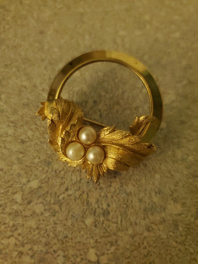 PIN - GOLD TONE WREATH CIRCLE BY SARAH COVENTRY