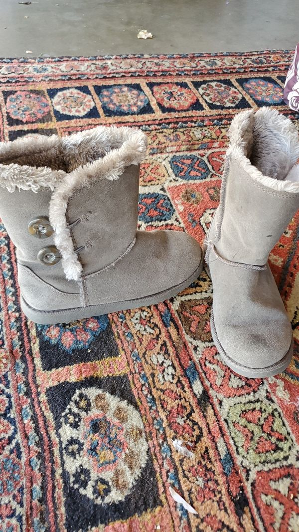 Fuzzy boots size 7 for Sale in Santa Ana, CA - OfferUp