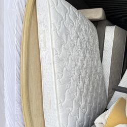 🎁BEAUTIFUL COMPLETE KING SIZE BEDROOM SET: SEALLY POSTROPHEDIC REVERSIBLE MATRESS, BOXSPRINGS, BED FRAME, DRESSER, MIRROR, TALL CHEST, NIGHTSTAND 🎁