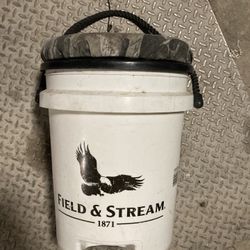 Fishing bucket with seat lid.