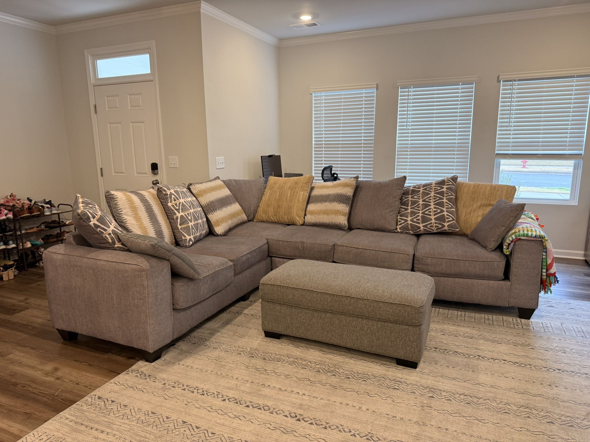 L-Sectional Couch & Ottoman From Rooms To Go