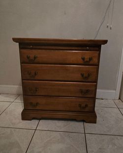 4-Drawer Wooden Dresser Chest
