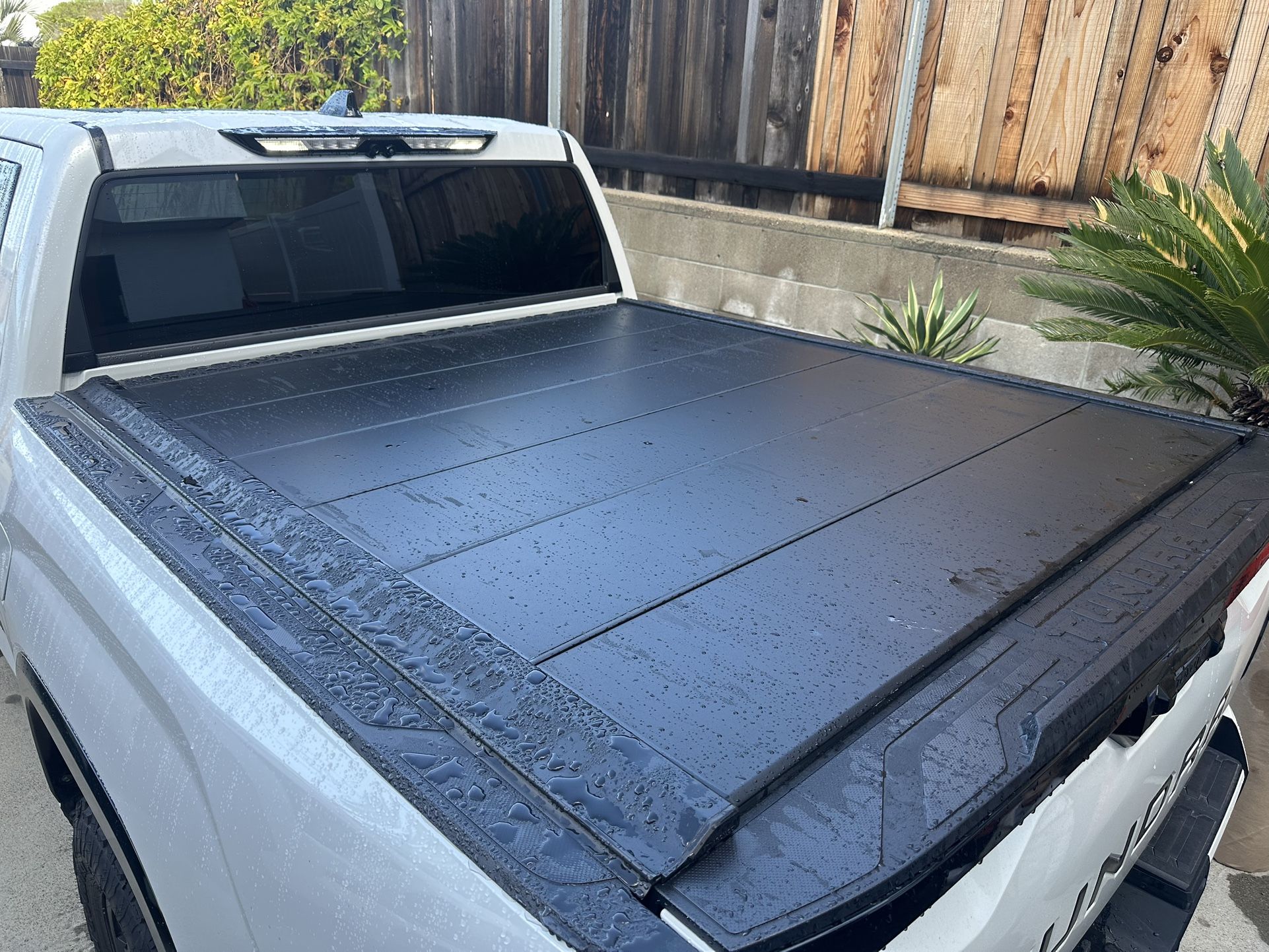 Peragon Tonneau Bed Cover Platinum - Fits 2022- 2025 Tundra 5’ 6” Bed