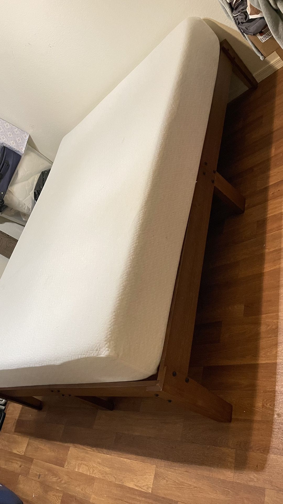 Queen sizes Foam bed plataform wood frame and Foam mattress new condition